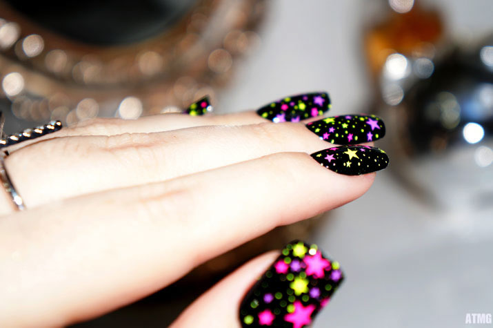 unha preta com estrelas coloridas