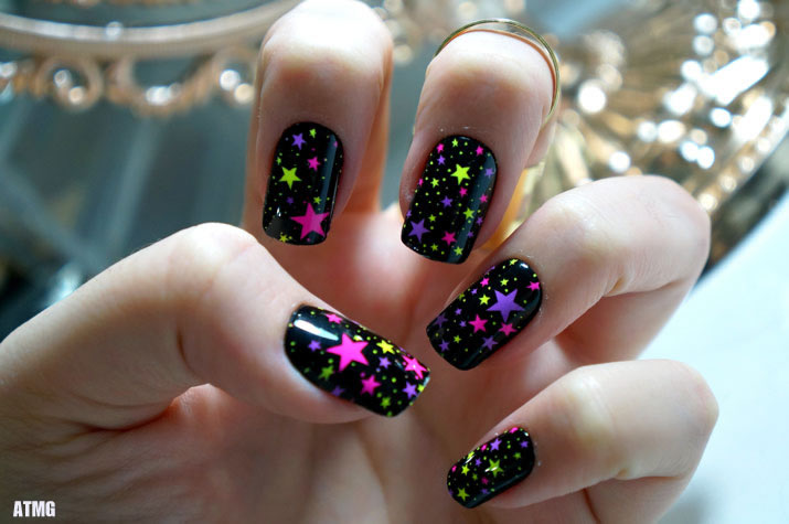 unha preta com estrelas coloridas
