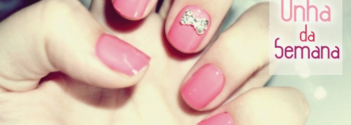 Unha da Semana - Rosa com Laço de Strass.