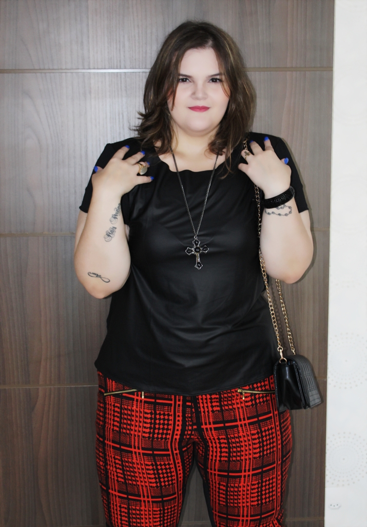 Look Plus Size com Calça Neoprene