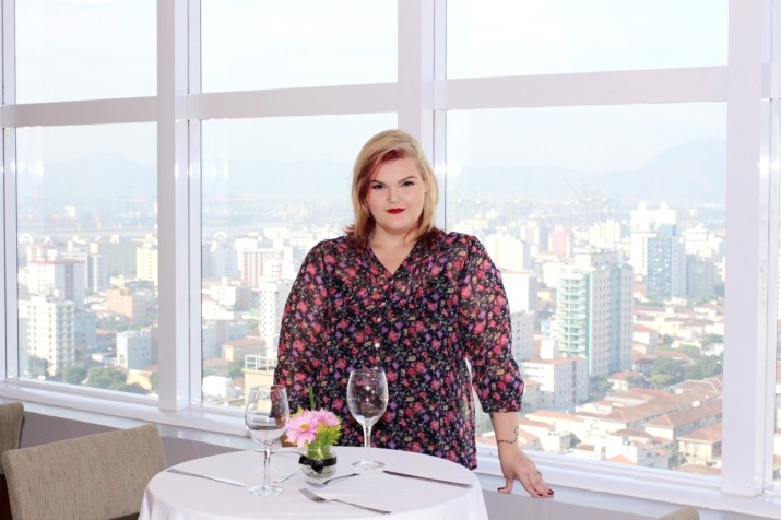 look-plus-size-camisa-floral