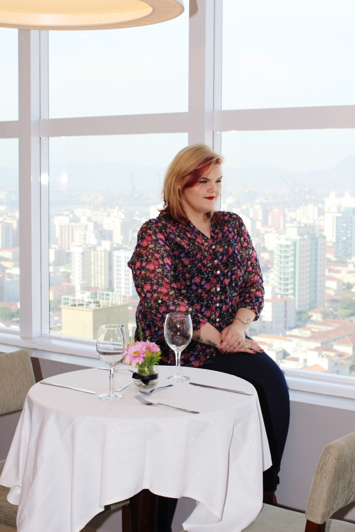 look-plus-size-camisa-floral