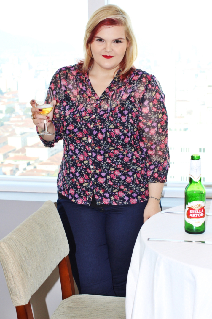 look-plus-size-camisa-floral