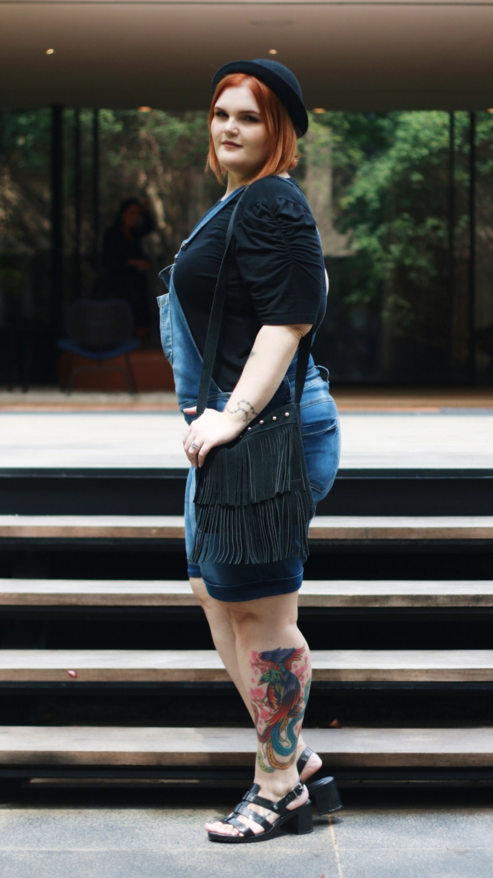 look-plus-size-jardineira-jeans