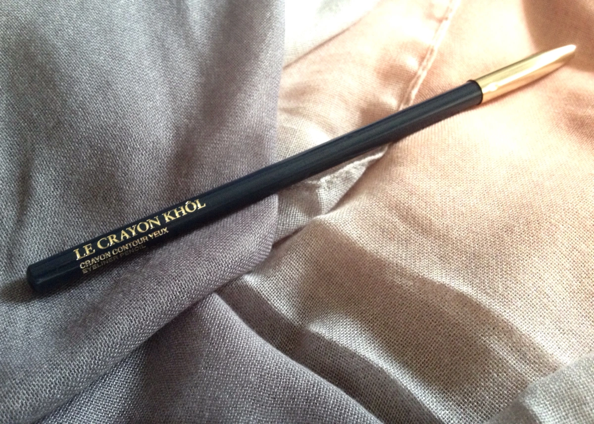 Read more about the article Testei: Lápis Le Crayon Khôl – Lancôme.